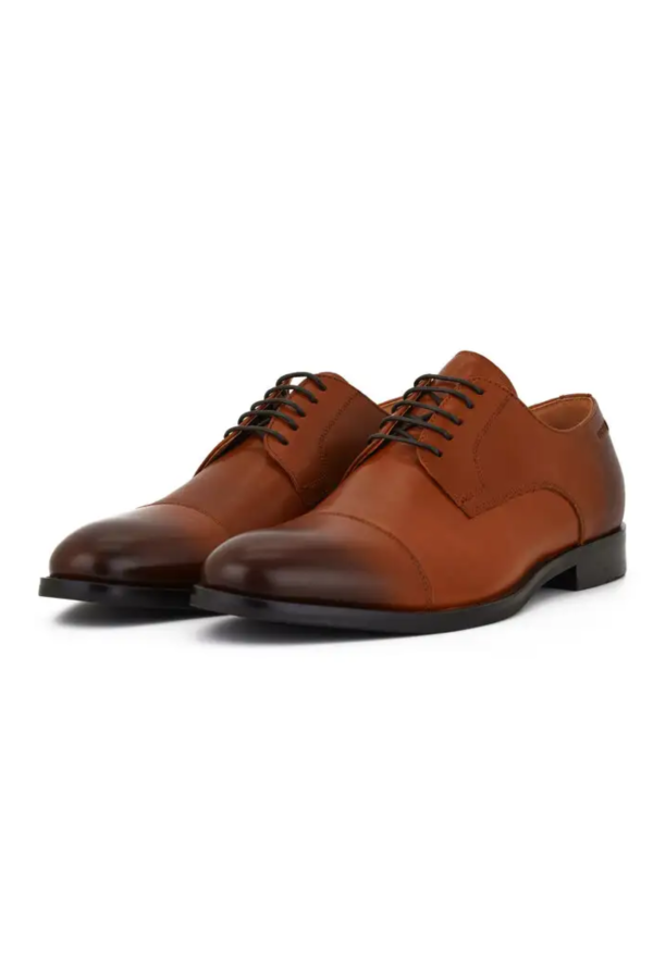 Usnjeni moški elegantni čevlji v cognac barvi.
