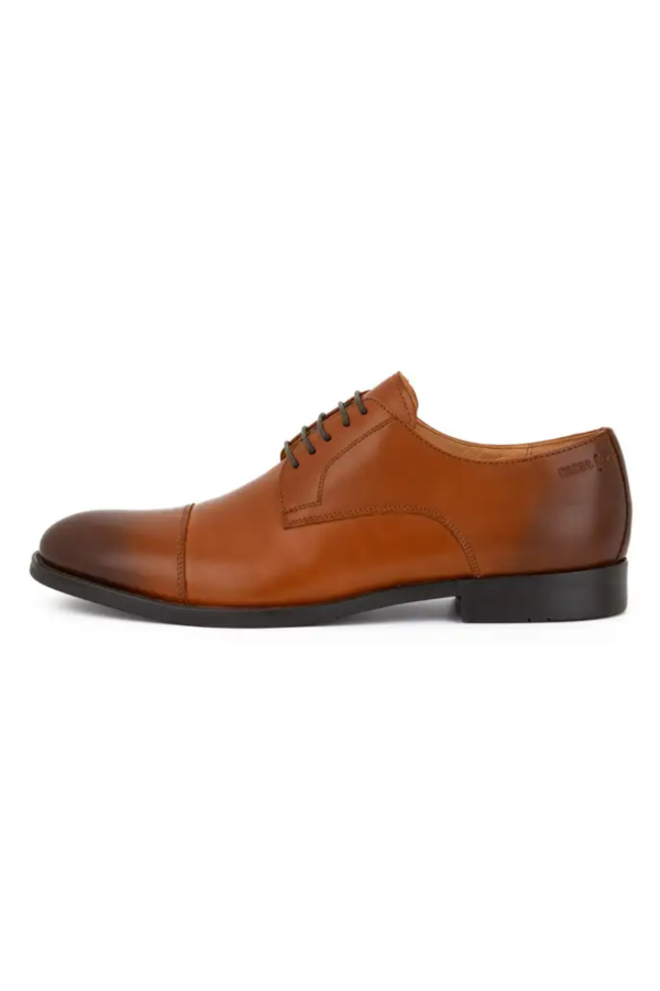 Usnjeni moški elegantni čevlji v cognac barvi.