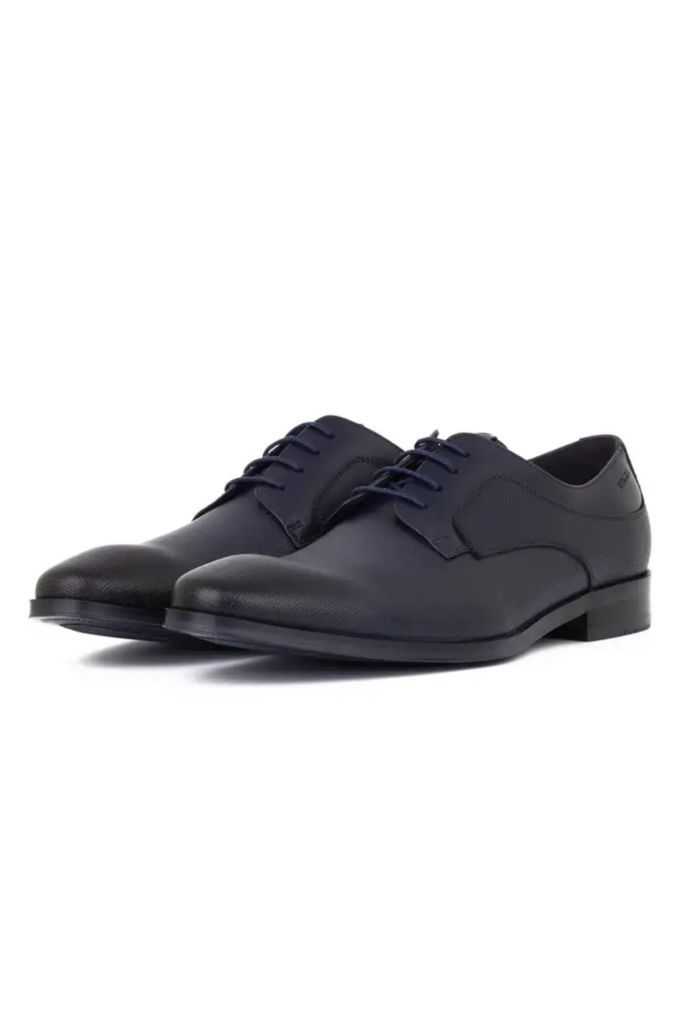 Usnjeni elegantni čevlji v temno modri barvi.